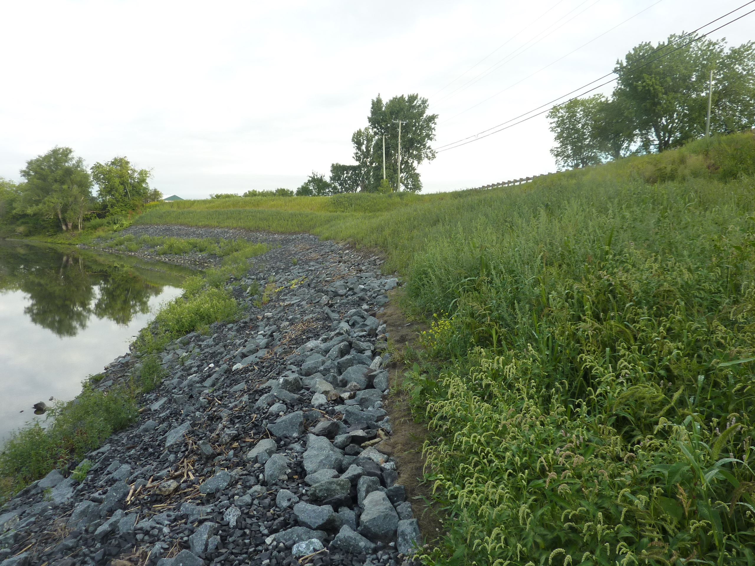 St-césaire – travaux de stabilisation de talus de rivière et reconstruction de chaussée image 2