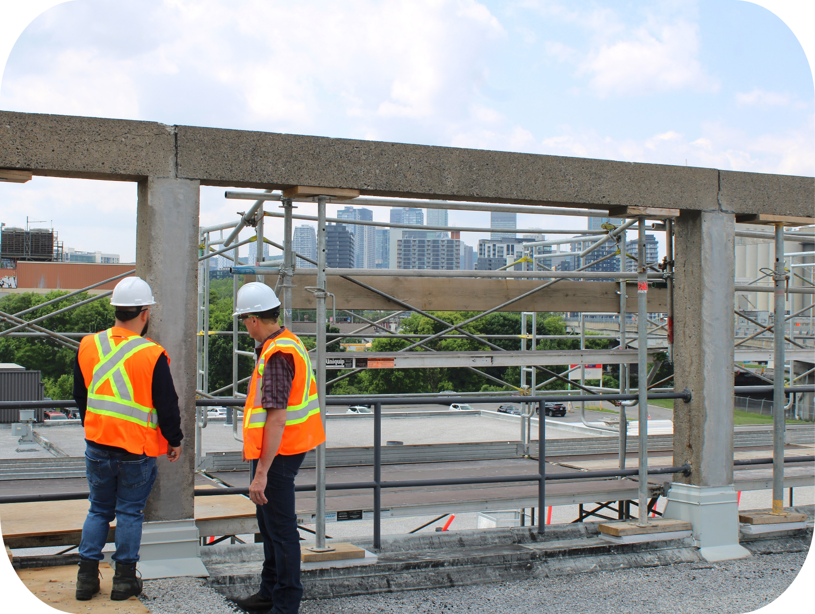 Équipe Shellex en structure sur le terrain
