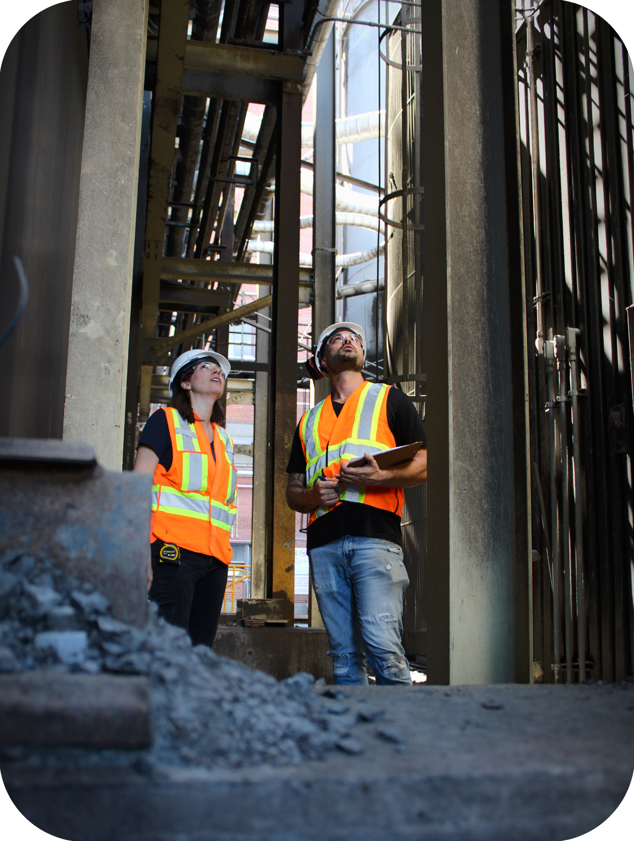 Ingénieurs en structure durant une analyse